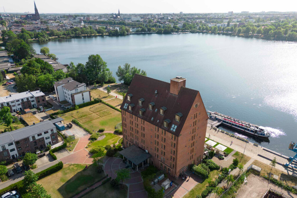 UnterDas
Hotel Speicher am Ziegelsee
ist
ein Familienbetrieb und gehört zu
den besten Adressen Schwerins. Copyright: Hotel Speicher am Ziegelsee